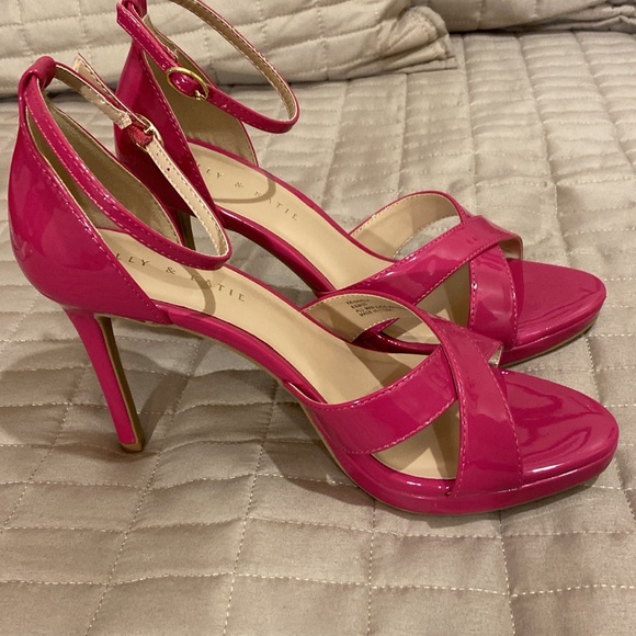 Kelly & Katie pink synthetic sandal. - Picture 13 of 16